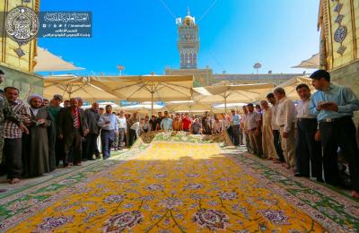 تزيين باحة إيوان الذهب في الحرم العلوي الطاهر بسجادة وستارة من الحرير النفيس ابتهاجا بذكرى عيد الغدير الأغر