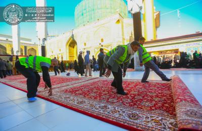 استبدال 900 سجادة قديمة في الصحن الحيدري الشريف بمثيلاتها من النوع الفاخر استعدادا لخدمة الزائرين خلال مراسم وفاة النبي الأعظم (صلى الله عليه وآله وسلم)