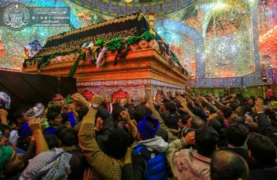 جموع الزائرين تتوافد على المرقد العلوي الطاهر لتعزية أمير المؤمنين بذكرى وفاة النبي الأعظم محمد (صلى الله عليه وآله) وكوادر العتبة المقدسة تستنفر جهودها لتقديم مختلف الخدمات