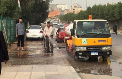 بالصور .. كوادر قسم الخدمات الخارجية تقوم بغسل وتنظيف الأرصفة و الشوارع المؤدية الى المدينة القديمة  