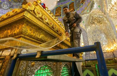 بالصور .. إزاحة معالم الحزن عن أرجاء وجوانب الشباك الطاهر لمرقد أمير المؤمنين (عليه السلام) مع نهاية شهري محرم الحرام وصفر الخير