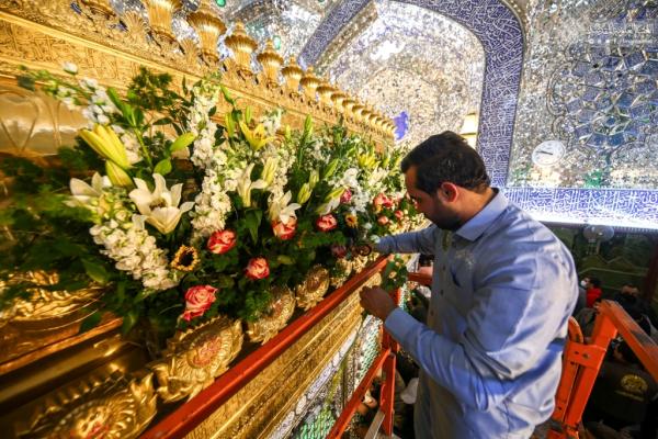 شاهد الشباك الطاهر لأمير المؤمنين(عليه السلام) يتكلل بالورود الطبيعية تيمنا بولادة السيدة الزهراء(عليها السلام)