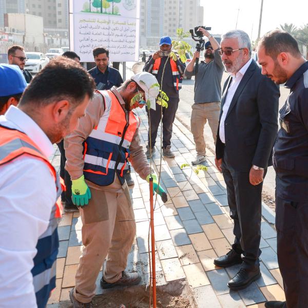 بحضور أمينها العام .. العتبة العلوية المقدسة تُشرع بحملة تشجير الطريق الحولي خدمةً لزائري المولى أمير المؤمنين(ع)