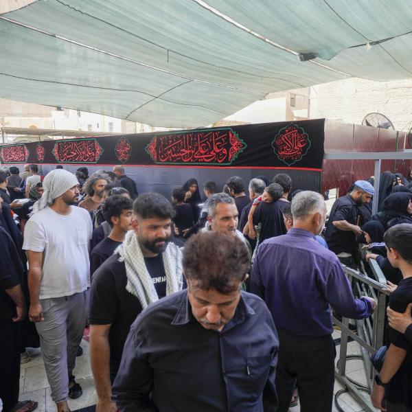 موكب بطل خيبر في العتبة العلويّة المقدّسة يُقدّم آلاف الوجبات من الطعام لزائري الأربعين