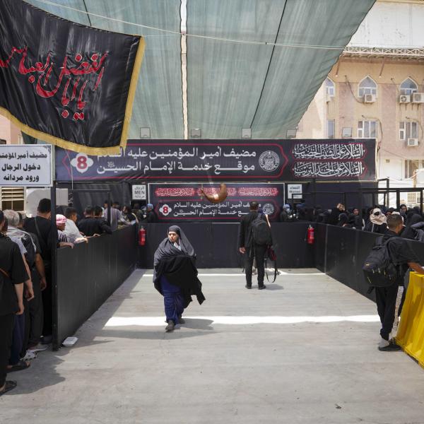 قسم الاستثمار في العتبة العلويّة المقدّسة يفتتح موقعًا خدميًّا ميدانيًّا لتوزيع الطعام لزائري الأربعين