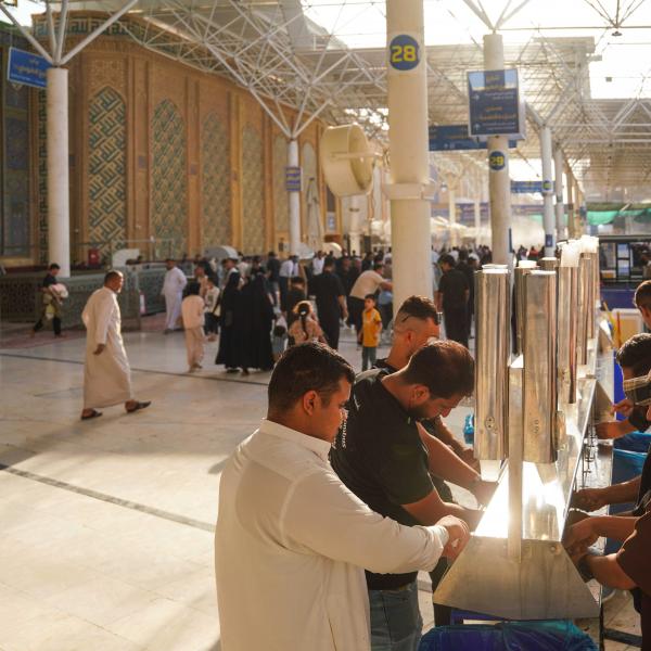 العتبة العلويّة المقدّسة توفّر أكثر من مليوني لتر من الماء البارد عبر المشارب المنتشرة داخل الصحن الشريف وخارجه