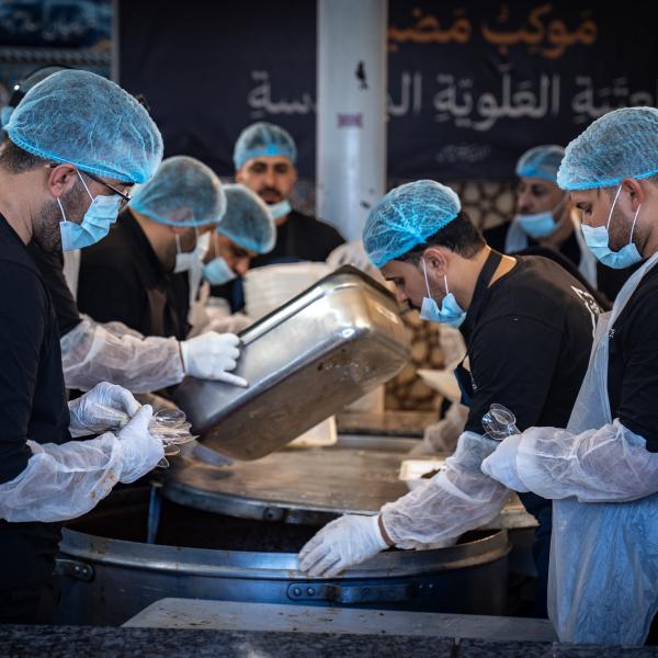 موكب العتبة العلويّة المقدّسة يقدّم وجبات الضيافة لزُوّار السيّدة فاطمة المعصومة (ع)