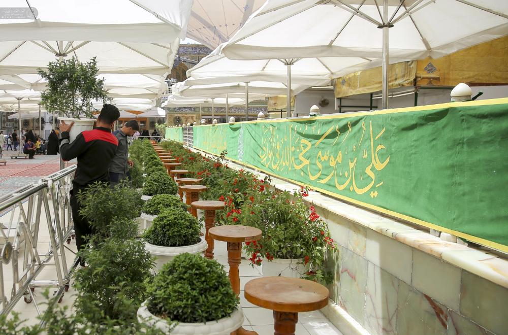 العتبة العلوية المقدسة تتزين بآلاف الورود الطبيعية احتفاءً بذكرى ولادة الإمام الرضا (عليه السلام) 