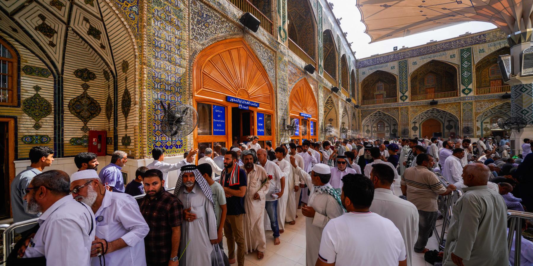 بمناسبة عيد الغدير  الأغرّ .. العتبة العلويّة المقدّسة توزّع 75  ألف هدية للزائرين احتفاءً بهذه المناسبة المباركة 