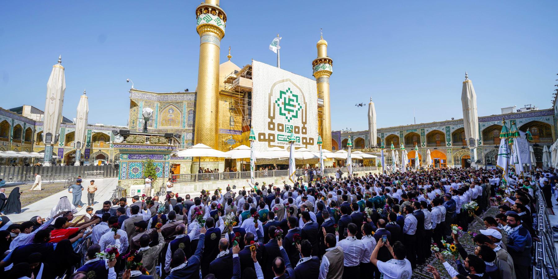 خَدَمُ العتبة العلويّة المقدّسة يُجدّدون الولاء أمام سيّد بيعة الغدير الأغرّ (ع) داخل الصحن الشريف