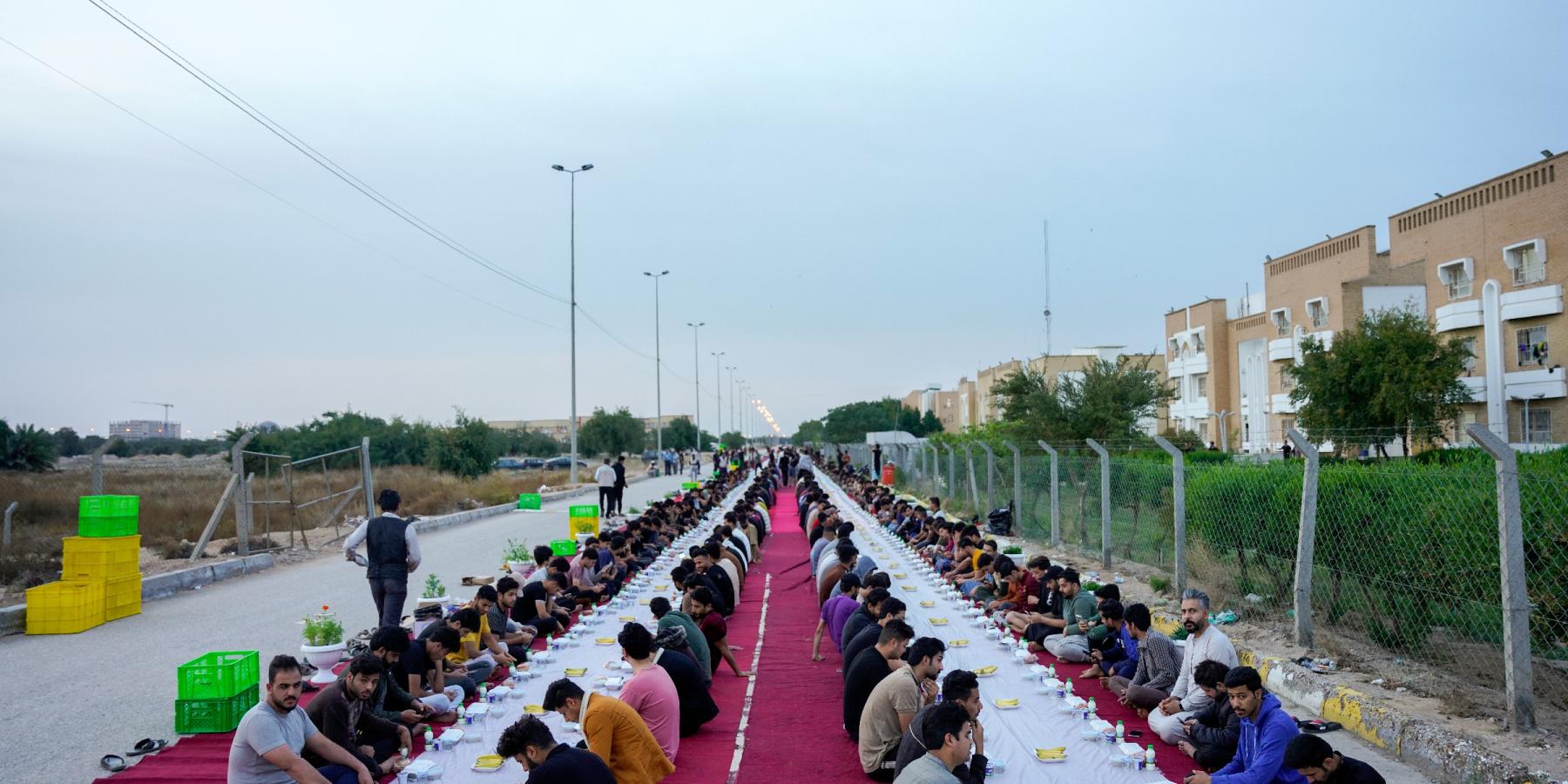 من ضمن برنامج شهر رمضان المبارك .. العتبة العلوية المقدسة تقيم مأدبة إفطار لطلبة الأقسام الداخلية في جامعة الكوفة